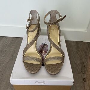 Jessica Simpson Women's gold spekle Strappy Sandals